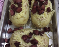 Batata recheada ao molho de queijo com frango