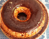 Sorvete de creme com cobertura de chocolate