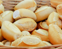 Nunca guarde o pão francês na bancada ou na geladeira: armazene dessa forma se quiser que ele dure muito mais