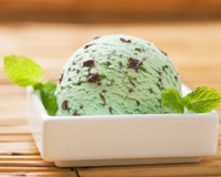 Sorvete de chocolate com menta caseiro: até quem não gosta desse sabor vai se apaixonar depois de provar essa receita