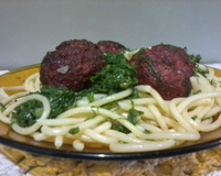 Espaguete alho e óleo com couve e almôndegas