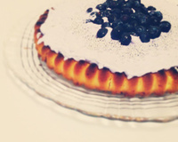 Bolo de baunilha com chantilly e blueberries