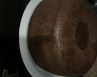 Bolo de chocolate de microondas com calda de falso brigadeiro