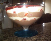 Pavê bicolor com morango