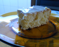 Bolo de laranja com cobertura de laranja.