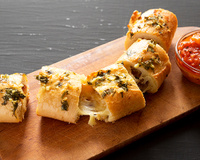 Pão de alho recheado caseiro: receita de vó deixa a massa muito fofinha e saborosa