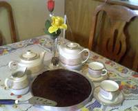 Bolo de cenoura com calda de chocolate