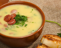 Um clássico dos dias frios na minha casa: caldo de mandioquinha com linguiça defumada é a janta quentinha que todo mundo vai amar!