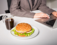 Estudo brasileiro mostra que alimentação saudável reduz risco de burnout (até mesmo em profissionais da saúde!)