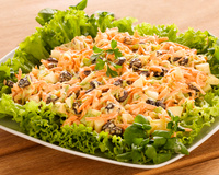 Salada de vegetais com uvas-passas