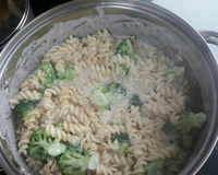 Espaguete ao molho branco com brócolis