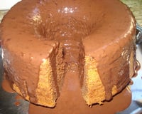 Bolo de café com cobertura de chocolate