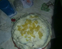 Bolo de abacaxi com cobertura de chocolate branco