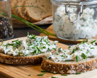 Essa pastinha de ricota caseira não pode faltar no meu café da manhã: temperadinha e fácil de fazer, combina com tudo