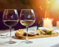 Como harmonizar vinho tinto, branco e rosé: descubra qual combina melhor com cada alimento