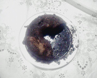 Bolo caseiro de chocolate com calda.