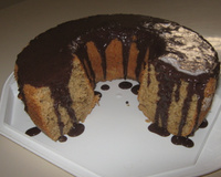 Bolo de café com cobertura de chocolate