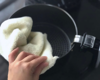 Nem detergente, nem sabão neutro: o melhor truque para remover gordura endurecida da airfryer sem esforço