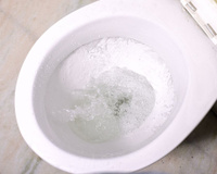 Jogue 3 colheres no vaso sanitário e depois de 10 minutos você vai esquecer que as manchas amareladas existiram!