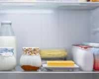 Você está armazenando o leite no lugar errado: descubra onde guardar a bebida na geladeira para conservá-la por mais tempo