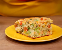 Só tinha sobras em casa e fiz essa torta salgada deliciosa para o lanche: massa fofinha fica boa com qualquer recheio que tiver na geladeira