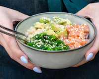 Poke de salmão é a comida do verão que você precisa aprender a fazer em casa e parar de gastar uma fortuna com delivery!