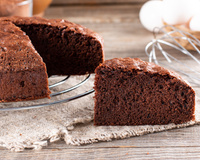 Menos é mais: essa receita de bolo de chocolate simples prova que ele não precisa de cobertura para ser irresistível!