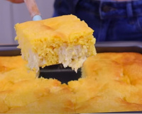 Já sai do forno com recheio cremoso de coco: bolo de milho fofinho é irresistível e fácil de fazer