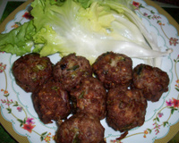 Bolinho de carne moída e escarola