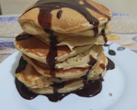 Panqueca americana com calda de chocolate