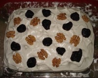 Bolo de nozes com recheio de doce de leite e ameixa