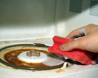 Com quantos anos você descobriu que esse é o jeito correto de limpar micro-ondas? Descubra ingrediente essencial!