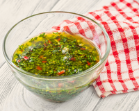 Aprendi a fazer um chimichurri caseiro que pode ficar até um mês na geladeira: tempero é perfeito para peixes, carnes e legumes