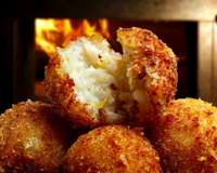 Bolinho de arroz com queijo: aprenda a fazer este aperitivo que é uma explosão de sabor