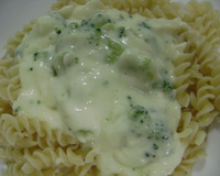 Penne ao molho de queijo e brócolis