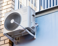 Sem ar-condicionado no verão é impossível: o que fazer se o seu condomínio proíbe instalação na fachada