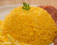O cuscuz nordestino é feito com flocão de milho hidratado com água e sal: faça em casa a receita tradicional do prato queridinho dos brasileiros
