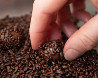 Chega de brigadeiro torto! Aprenda como deixar o granulado perfeito e tenha um doce digno de confeitaria em casa!