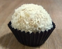 Como fazer beijinho sem panela e sem leite condensado: é só misturar tudo e aproveitar o docinho!