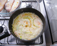 Filé de peixe à Julienne de legumes com molho de cream cheese