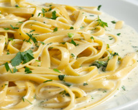 Como fazer molho Alfredo: a receita para acompanhar massa com 5 ingredientes e em 7 minutos