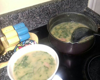 Caldo de fubá com couve e linguiça toscana