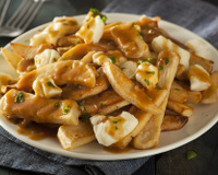 Poutine: receita de batata frita com molho de carne e queijo