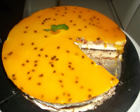 Torta de maracujá com chocolate e chantilly