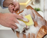 Você está fazendo errado: é assim que eu limpo a minha tábua de corte para desinfetar e tirar o cheiro ruim