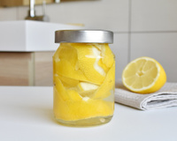 Você está jogando um tesouro fora: o truque com cascas de limão que limpa a casa inteira sem esforço