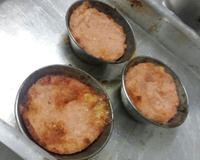 Empadinha de linguiça, recheada com ovo e queijo