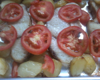 Filé de peixe assado com batatas