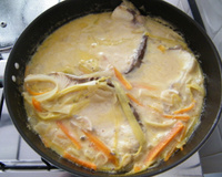 Filé de peixe à Julienne de legumes com molho de cream cheese