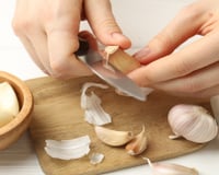 Parei de jogar as cascas de alho fora depois que eu descobri essa utilidade maravilhosa